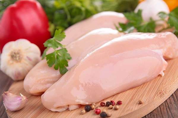 Ức gà có lượng calo thấp và protein cao khiến ức gà trở thành một trong số thực phẩm tốt nhất để giảm cân, tăng cơ bắp. 