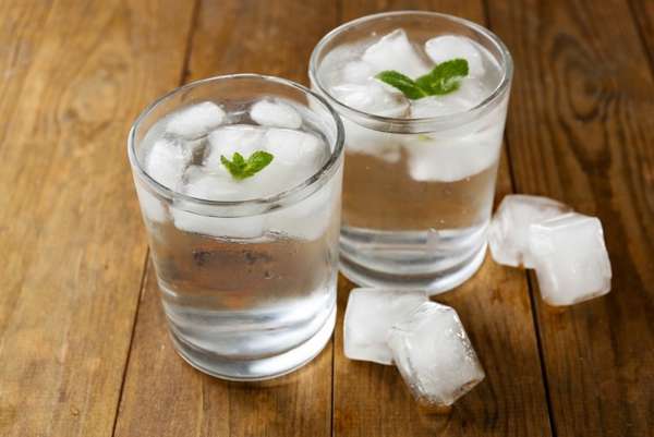 Lợi ích và rủi ro khi uống nước lạnh