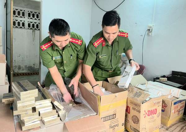 Thừa Thiên Huế: Tạm giữ hình sự đối tượng tàng trữ 13.000 gói thuốc lá lậu