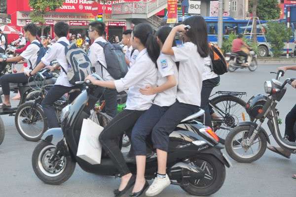 Nam Định: Nghiêm cấm học sinh trên địa bàn thành phố đi xe máy điện đến trường