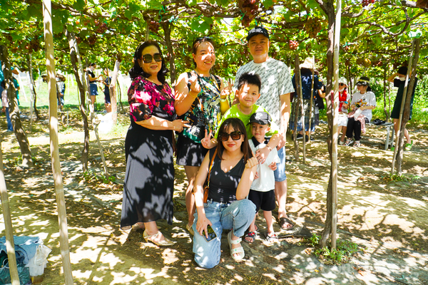 Du khách thăm Vườn nho Ba Mọi ở Ninh Thuận, ngày 15/6.
