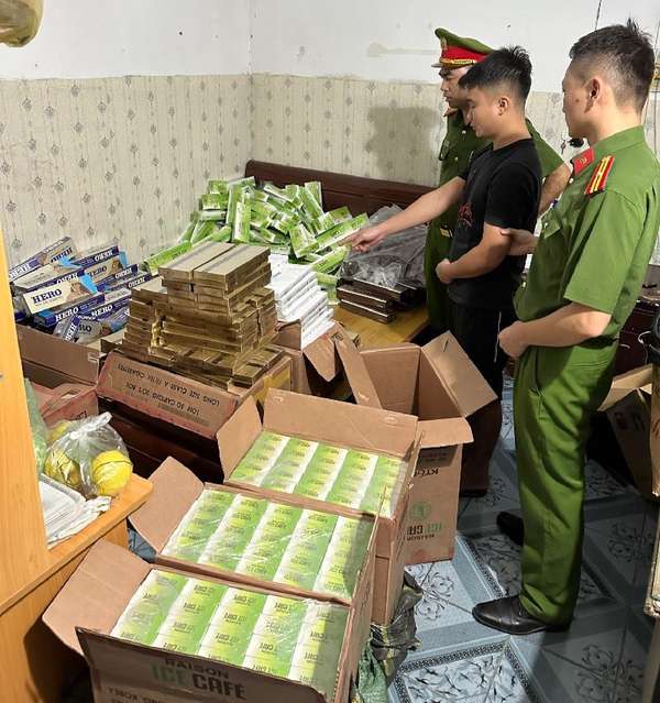 Hà Nội: Buôn lậu gần 8.000 bao thuốc lá, 4 đối tượng bị khởi tố