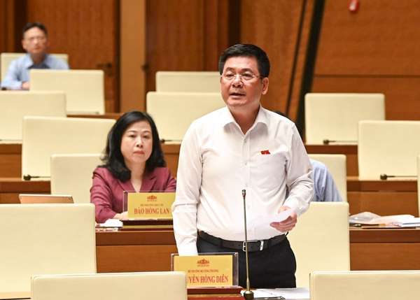 Bộ trưởng Bộ Công thương Nguyễn Hồng Diên trả lời chất vấn