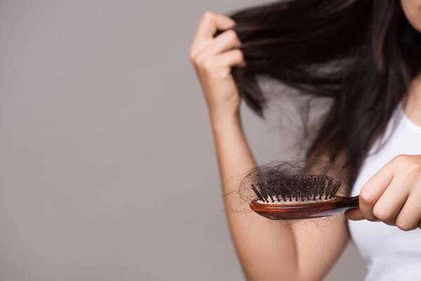 Trung bình, mỗi ngày tóc rụng khoảng từ 50 tới 100 sợi. Nếu tóc rụng nhiều hơn mức trên thì bị coi là có chứng bệnh rụng tóc. Ảnh minh họa