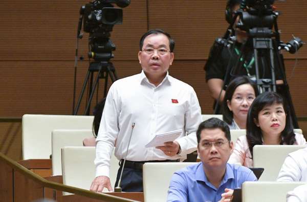 Đại biểu Nguyễn Quang Huân - Đoàn ĐBQH tỉnh Bình Dương tranh luận