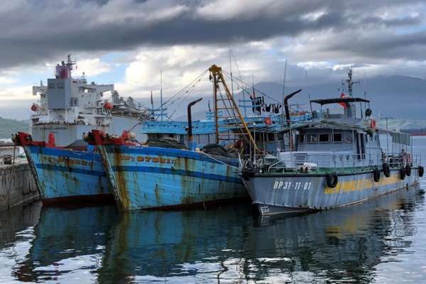 Thừa Thiên Huế: Bắt giữ 2 tàu sử dụng lưới giã cào đánh bắt hải sản trái phép