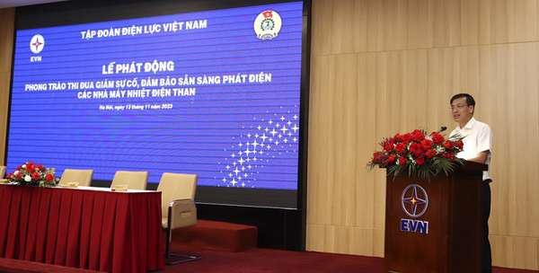 Phó Chủ tịch Công đoàn Điện lực Việt Nam Uông Quang Huy phát động phong trào thi đua.