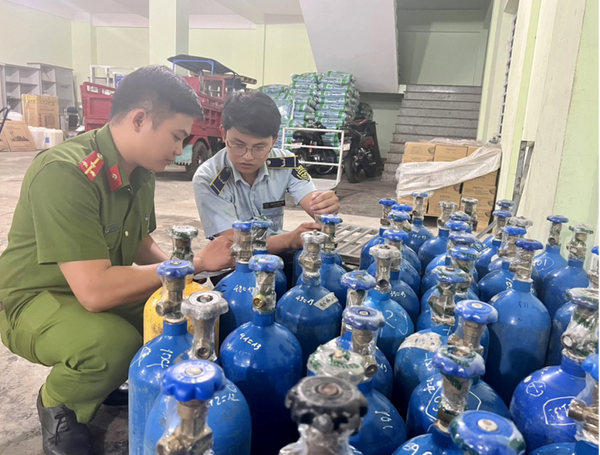 Lực lượng chức năng tỉnh Phú Yên kiểm tra các bình khí cười