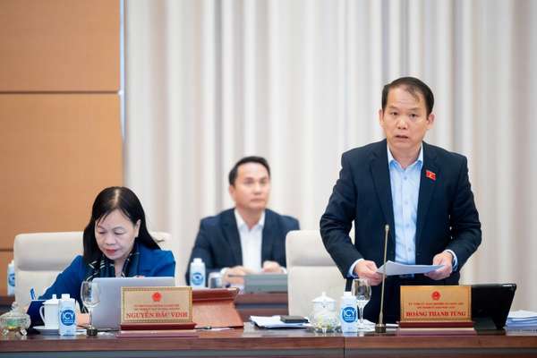 Chủ nhiệm Ủy ban Pháp luật của Quốc hội Hoàng Thanh Tùng báo cáo một số vấn đề lớn giải trình, tiếp thu, chỉnh lý dự thảo Luật Nhà ở (sửa đổi)