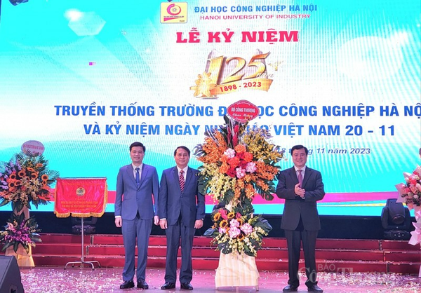 Thứ trưởng Nguyễn Sinh Nhật Tân dự lễ kỷ niệm 125 năm truyền thống Trường Đại học Công nghiệp Hà Nội