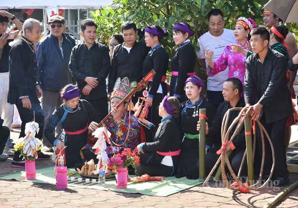 Mãn nhãn với màn trình diễn nghi lễ và trò chơi kéo co Việt - Hàn