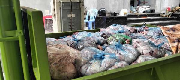 Xe chất đầy các túi mỡ bẩn được phát hiện tại gia đình bà Nguyễn Thị Vân.