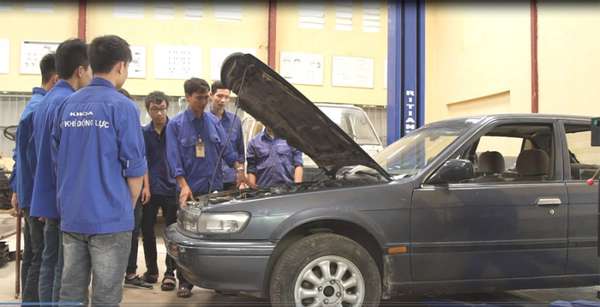Học sinh, sinh viên công nghệ ô tô học thực hành