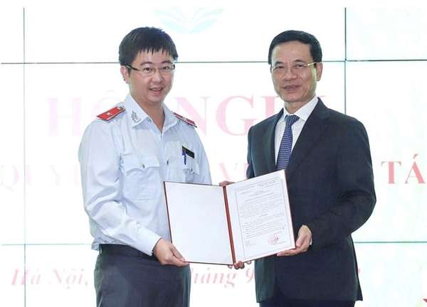 Ông Bùi Hoàng Phương (bên trái) khi nhận quyết định làm vụ trưởng Vụ Tổ chức cán bộ của Bộ Thông tin và Truyền thông vào tháng 10.2022. Ảnh: mic.gov.vn