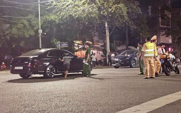 Bà Rịa – Vũng Tàu: Bắt khẩn cấp 2 tài xế lái xe ô tô “húc” nhau giữa phố