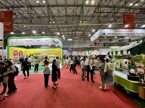Hàng trăm gian hàng tại Vietnam Foodexpo 2023