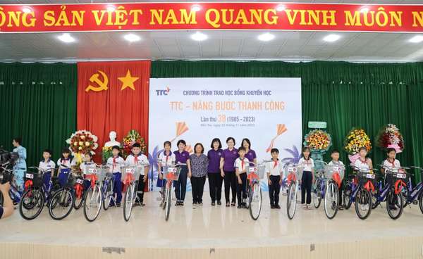 Nhóm thiện nguyện Chia sẻ - Sharing do bà Mai Thị Hạnh - Phu nhân Nguyên Chủ tịch nước CHXHCN Việt Nam Trương Tấn Sang làm đại diện, đồng hành ủng hộ 100 triệu đồng để mua xe đạp với mong muốn giúp con đường đến trường của các em đỡ nhọc nhằn hơn