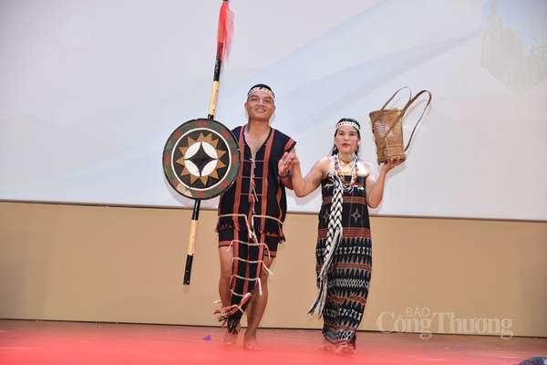 Nét đặc trưng trong trang phục truyền thống của đồng bào các dân tộc