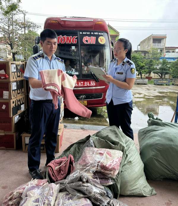Quảng Bình: Phát hiện xe khách hoán cải vận chuyển hơn 6.000 sản phẩm không rõ nguồn gốc