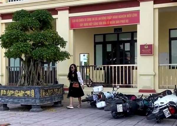 Hải Phòng: Người phụ nữ chửi bới, đạp đổ nhiều xe máy tại Công an xã có tinh thần không bình thường