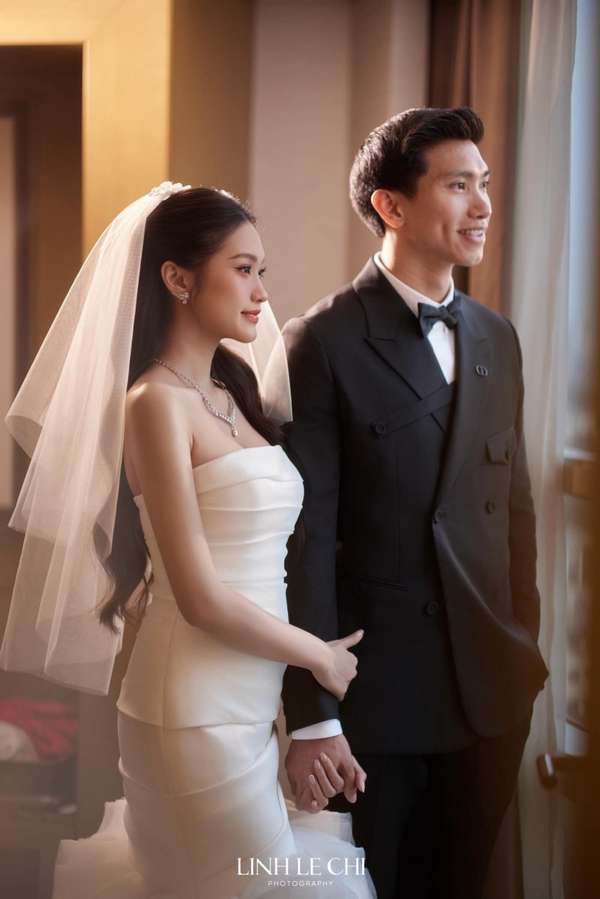 Quang Hải cùng Chu Thanh Huyền rạng rỡ sánh đôi trong đám cưới Đoàn Văn Hậu