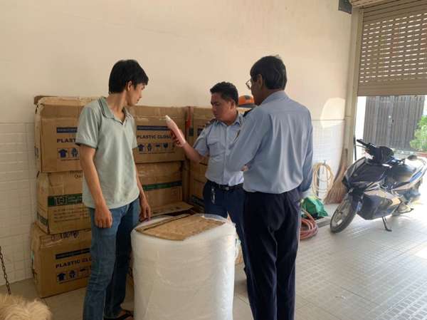 TP. Hồ Chí Minh: Xử phạt cơ sở kinh doanh không có đăng ký và buộc tiêu hủy hàng hóa nhập lậu