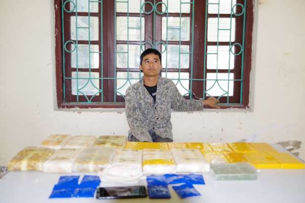Điện Biên: Bắt đối tượng vận chuyển 12 bánh heroin, 54.000 viên ma túy tổng hợp