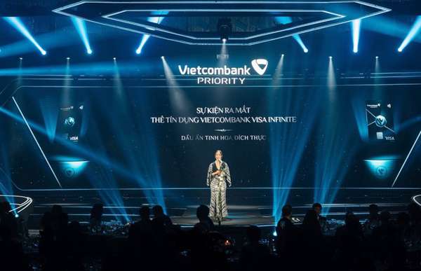 Sự kiện ra mắt thẻ Vietcombank Visa Infinite được tổ chức quy mô giới hạn tại Hà Nội tối 01/12 vừa qua ảnh 1