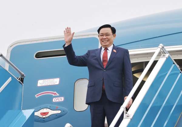 Chủ tịch Quốc hội Vương Đình Huệ lên đường tham dự Hội nghị cấp cao Quốc hội ba nước Campuchia- Lào-Việt Nam (CLV) lần thứ Nhất
