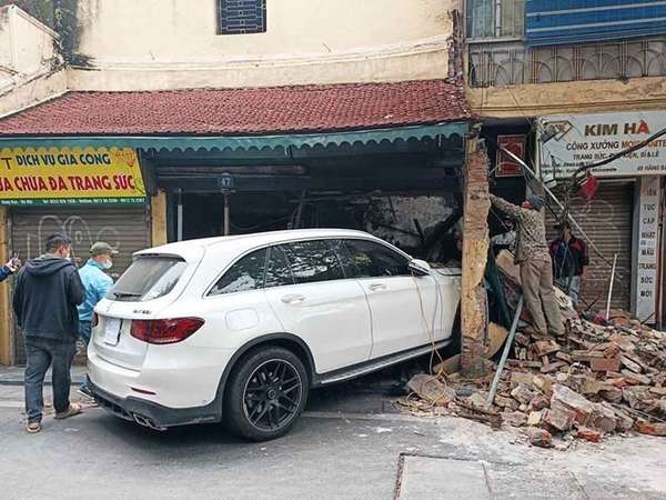 Xe Mercedes đâm vào nhà cổ ở Hà Nội: Nữ tài xế sinh năm 2003 có nồng độ cồn