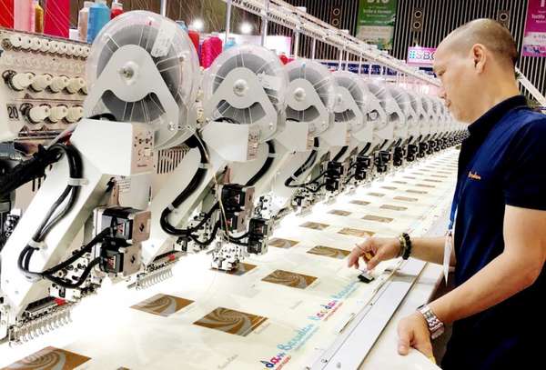 Thủ tướng yêu cầu tháo gỡ khó khăn, hỗ trợ doanh nghiệp phục hồi sản xuất