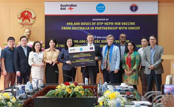 Bộ Y tế tiếp nhận 490.600 liều vaccine 5 trong 1