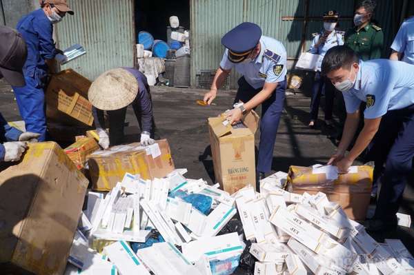 Đà Nẵng: Tiêu hủy gần 40.000 sản phẩm thuốc lá ngoại nhập lậu và hàng hóa không rõ nguồn gốc