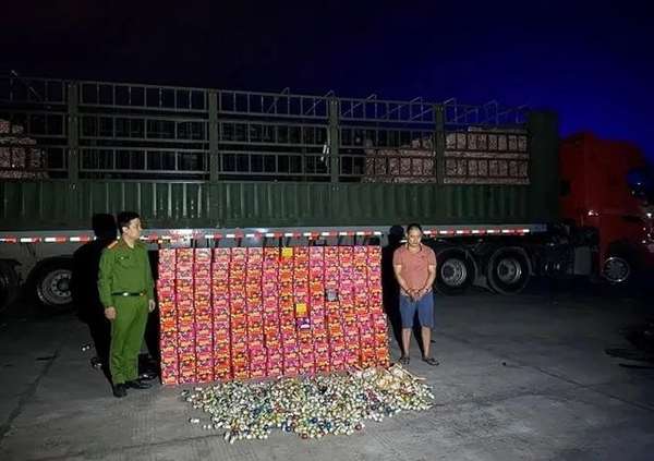 Lạng Sơn: Thu giữ hàng tấn pháo ngụy trang dưới lớp hành khô trên xe tải