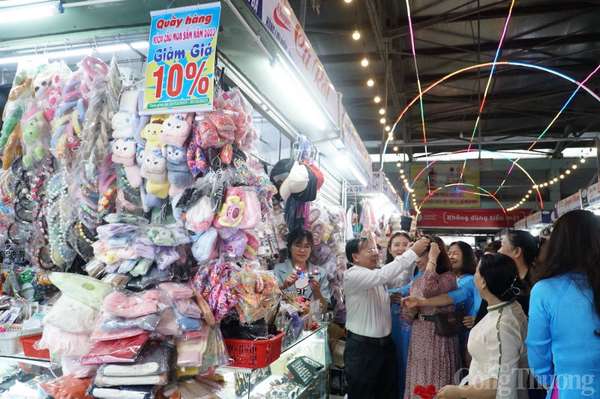Tiểu thương Đà Nẵng bán hàng khuyến mại, kích cầu mua sắm