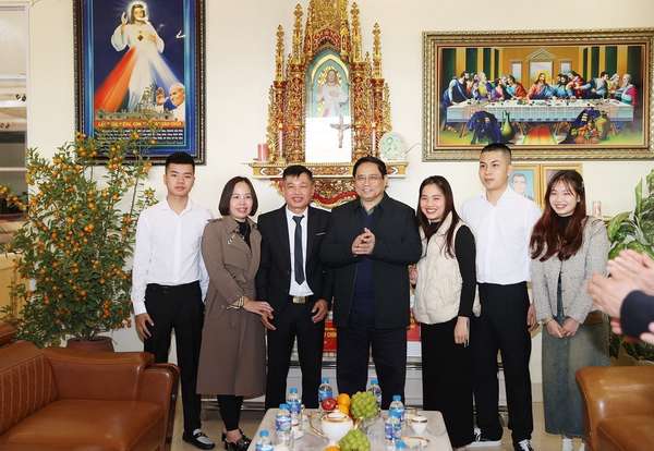 Thủ tướng Phạm Minh Chính thăm, chúc mừng giáo dân Giáo xứ Bắc Giang. (Ảnh: Dương Giang/TTXVN)