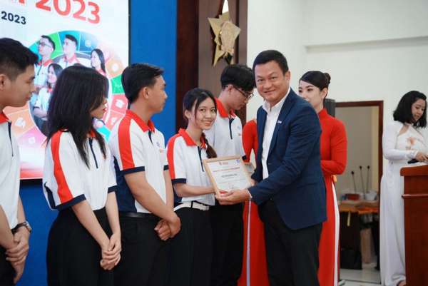 Ông Praween Wirotpan, Tổng Giám đốc SCG Việt Nam trao tặng học bổng cho các bạn sinh viên
