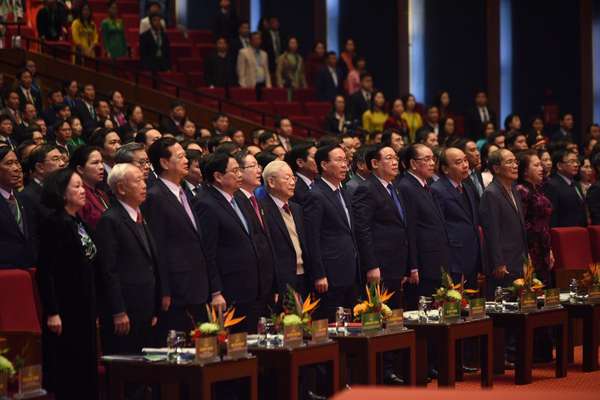 Các đồng chí lãnh đạo, nguyên lãnh đạo Đảng và Nhà nước, các vị đại biểu khách quý cùng toàn thể đại biểu Đại hội chuẩn bị thực hiện nghi lễ chào cờ.