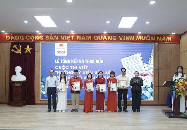 Trao giải cuộc thi viết 