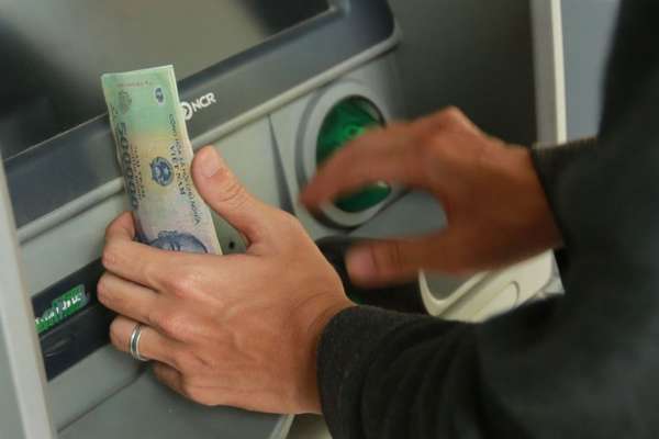 Thủ tướng yêu cầu đảm bảo nhu cầu rút tiền mặt tại các cây ATM