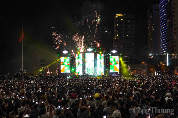 Nha Trang: Hàng chục nghìn người đến quảng trường 'đếm ngược' năm mới
