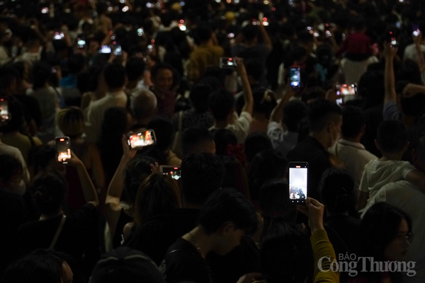 Nha Trang: Hàng chục nghìn người đến quảng trường 'đếm ngược' năm mới