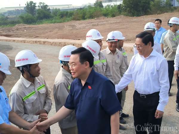 Chủ tịch Quốc hội Vương Đình Huệ với cán bộ, kỹ sư trên công trường thi công Dự án thành phần 3 cao tốc Biên Hòa - Vũng Tàu - Ảnh: Nguyễn Ngọc