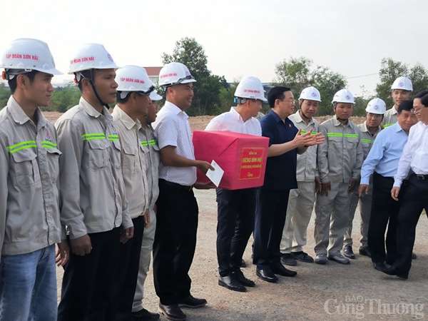 Chủ tịch Quốc hội Vương Đình Huệ tặng quà cho cán bộ, công nhân trực tiếp thi công dự án