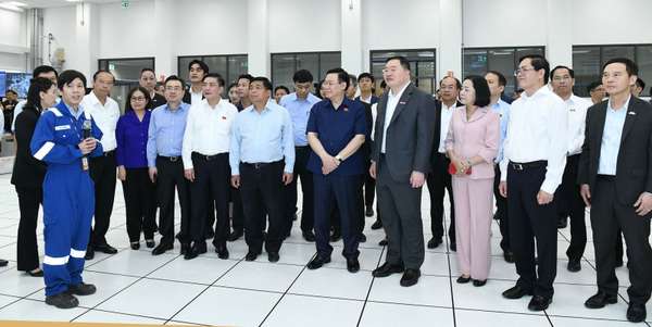 Chủ tịch Quốc hội Vương Đình Huệ và đại biểu thăm khu điều hành của Công ty TNHH Hóa dầu Long Sơn