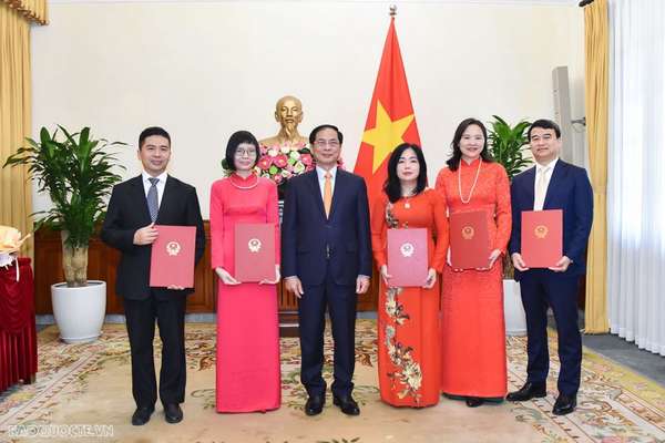 Bộ Ngoại giao bổ nhiệm 5 Trưởng cơ quan đại diện Việt Nam ở nước ngoài