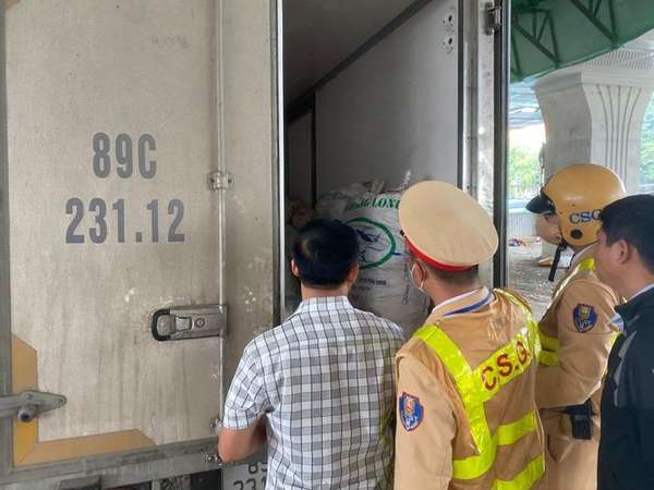 Hà Nội: Chặn giữ xe tải chở hơn 1 tấn mỡ lợn hôi thối đang đi tiêu thụ