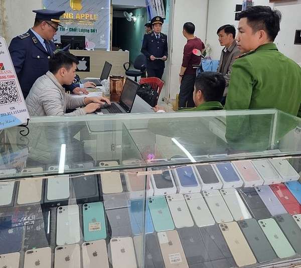 Thanh Hóa: Kinh doanh điện thoại nhập lậu, một cửa hàng bị phạt 70 triệu đồng
