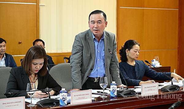 Ông Phan Văn Chinh - Vụ trưởng Vụ Thị trường trong nước phát biểu tại cuộc họp