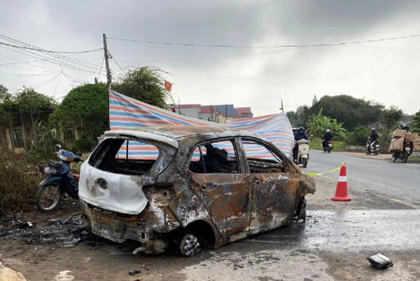 Thái Bình: Phát hiện thi thể cháy đen trong xe ôtô